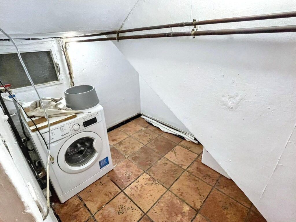 1457536045