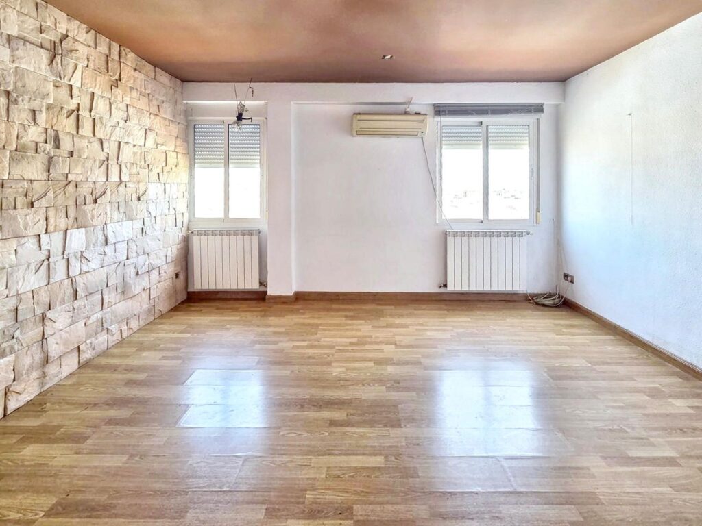 1458244043
